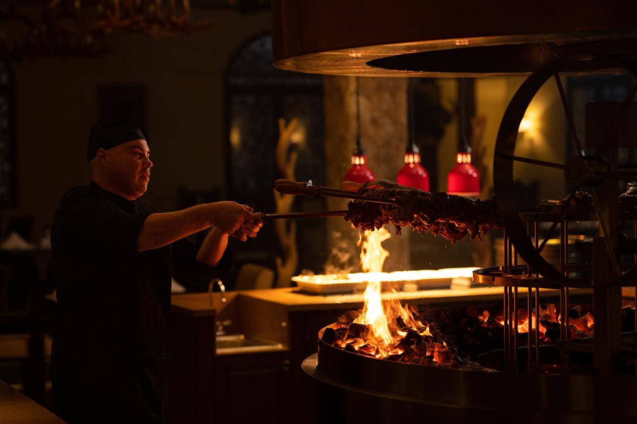 The Mora Zanzibar Ξενοδοχείο Matemwe  Εξωτερικό φωτογραφία A chef cooking over a wood-burning grill
